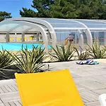 3 Bed - Sleeps 6 - Air-con - Free Parking *