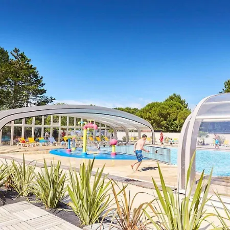 3 Bed - Sleeps 6 - Air-con - Free Parking *