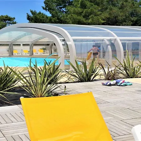3 Bed - Sleeps 6 - Air-con - Free Parking *