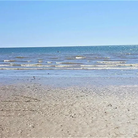 3 Bed - Sleeps 6 - Air-con - Free Parking
