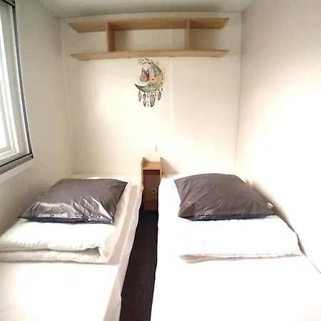 3 Bed - Sleeps 6 - Air-con - Free Parking