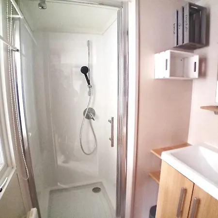 3 Bed - Sleeps 6 - Air-con - Free Parking *