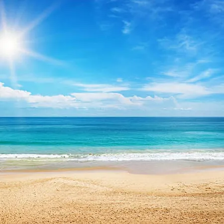 3 Bed - Sleeps 6 - Air-con - Free Parking