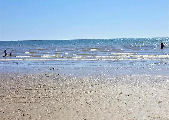 3 Bed - Sleeps 6 - Air-con - Free Parking